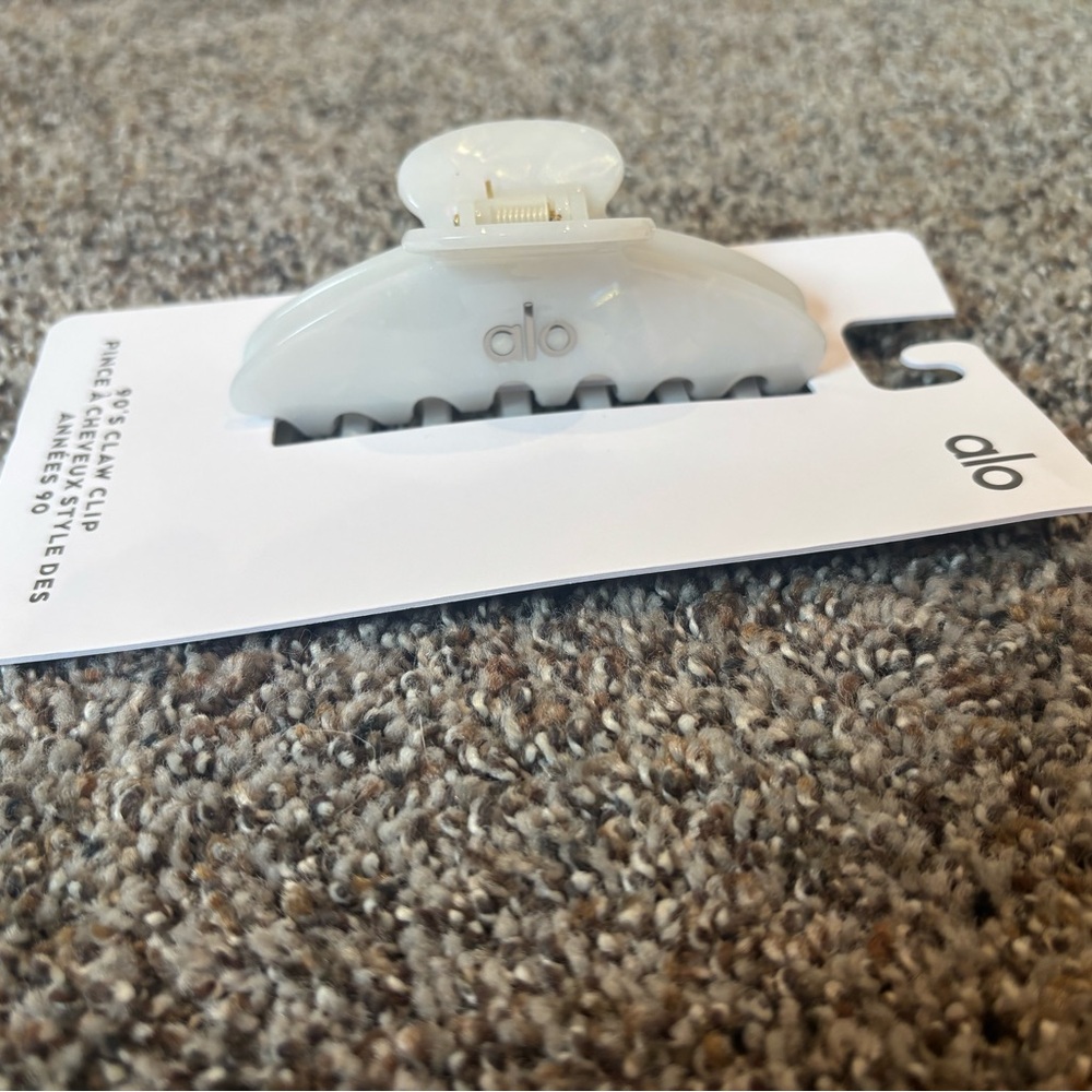 ALO Yoga 90s white pearl hair claw clip nwt brand new White Hair Clip - Picture 4 of 6